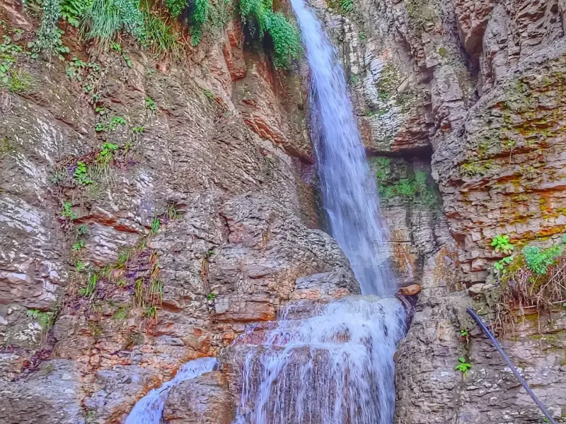 آبشار دینار سرا