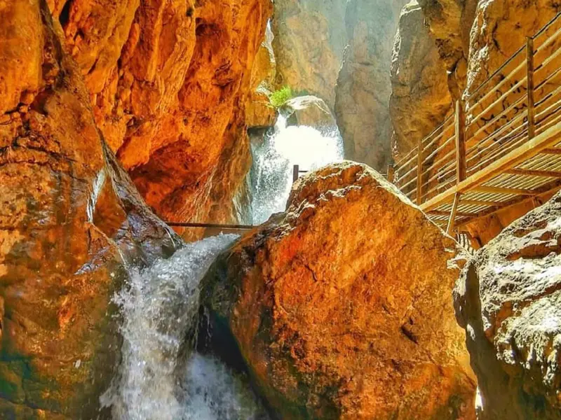 آبشار تنگه داستان