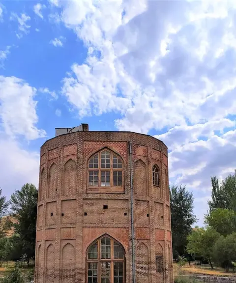برج خلعت پوشان، آذربایجان شرقی
