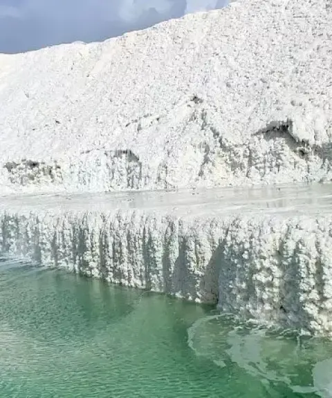 آبشار نمکی خور و بیابانک، اصفهان