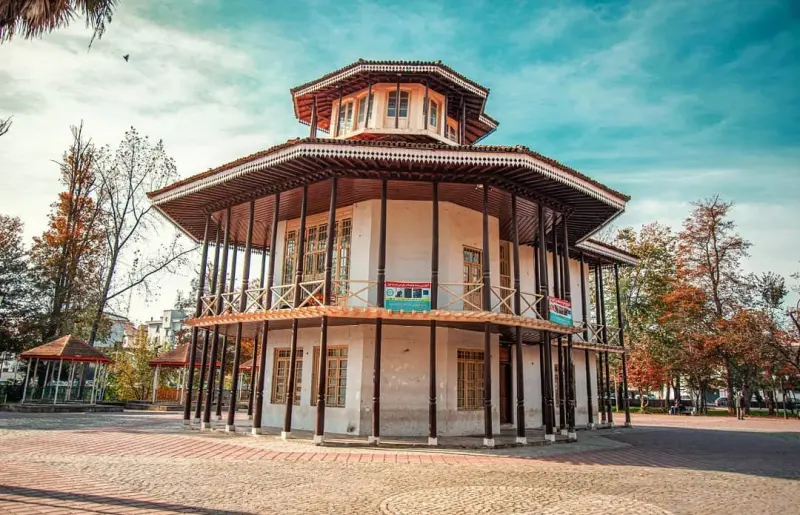 عمارت کلاه‌ فرنگی رشت - تصویر 1
