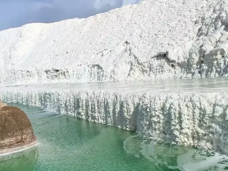آبشار نمکی خور و بیابانک
