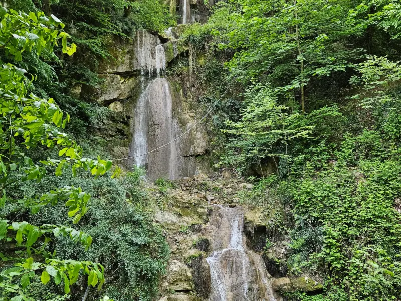 آبشار چلم زرین گل