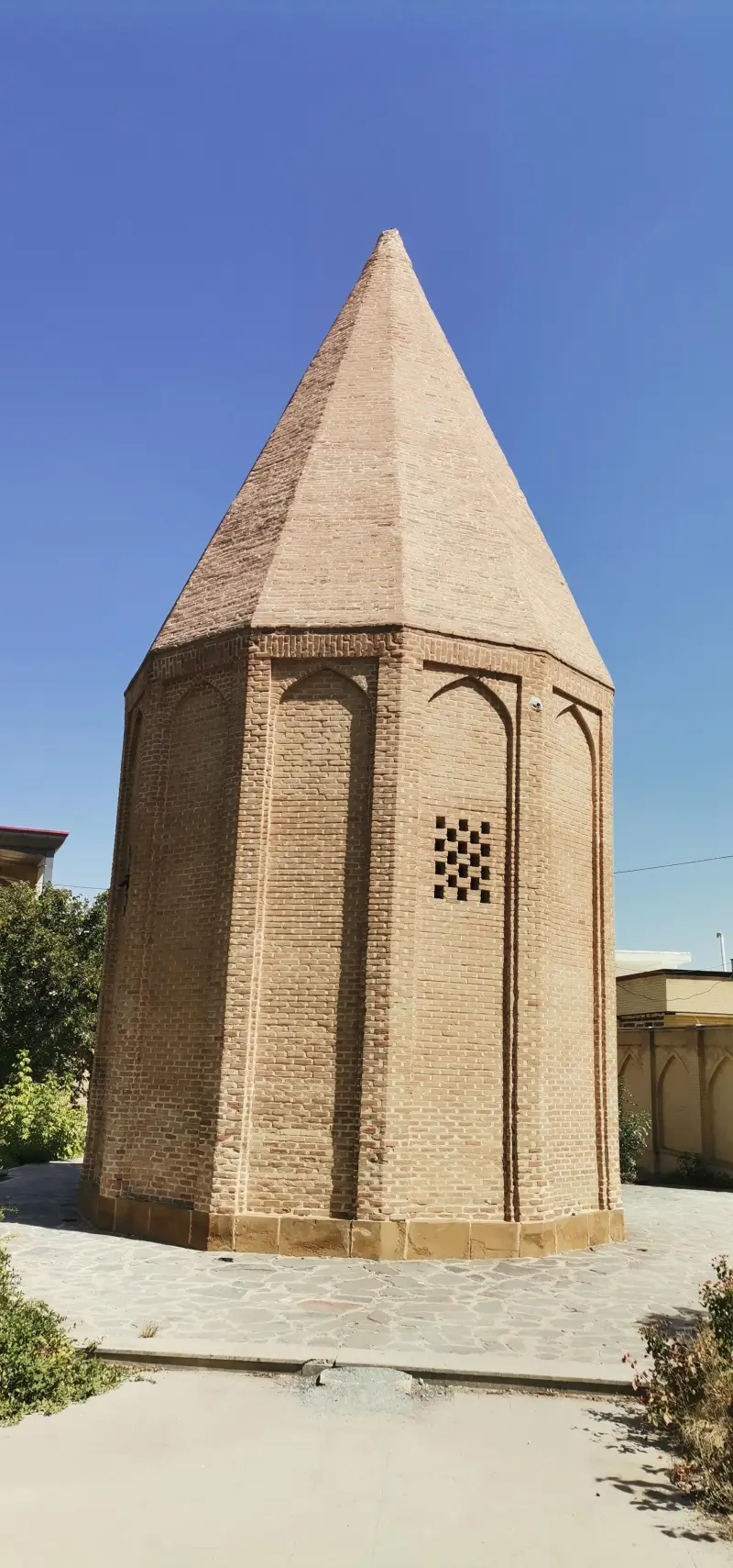 برج قربان - تصویر 2
