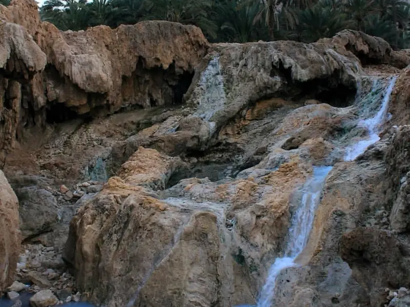 چشمه آب‌ گرم گنو