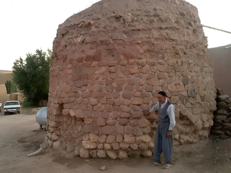 برج اوچ گنبد خان - تصویر 1