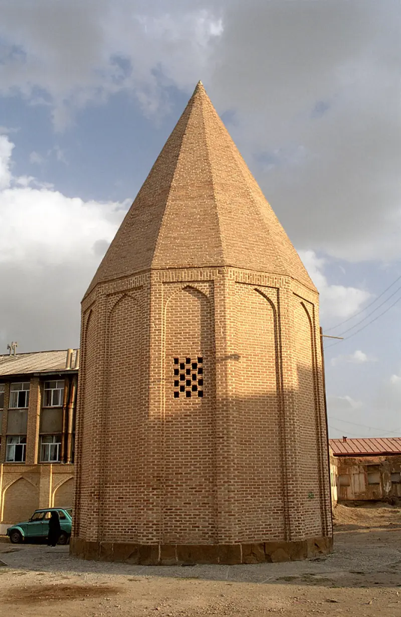 برج قربان - تصویر 1