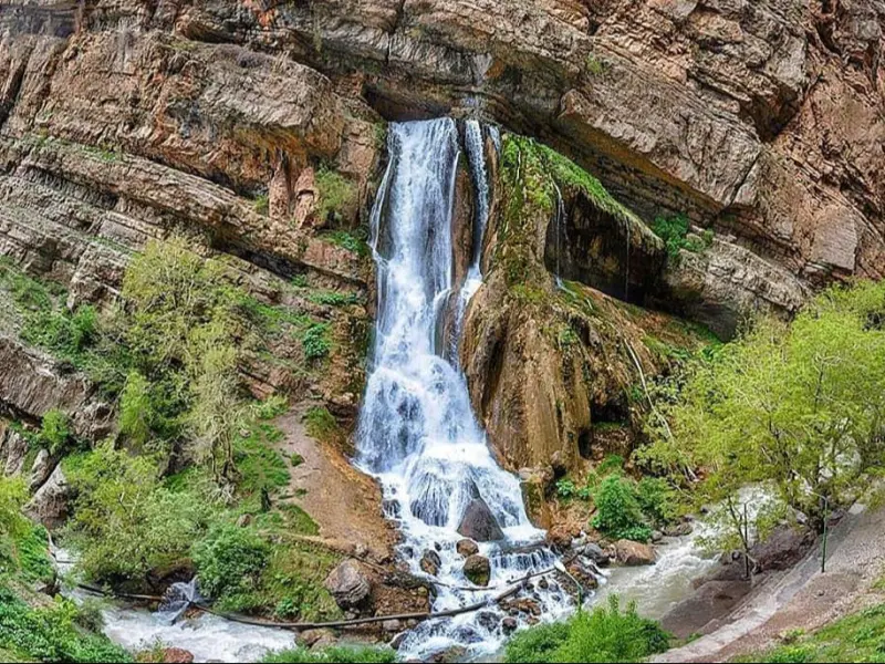 آبشار آب سفید