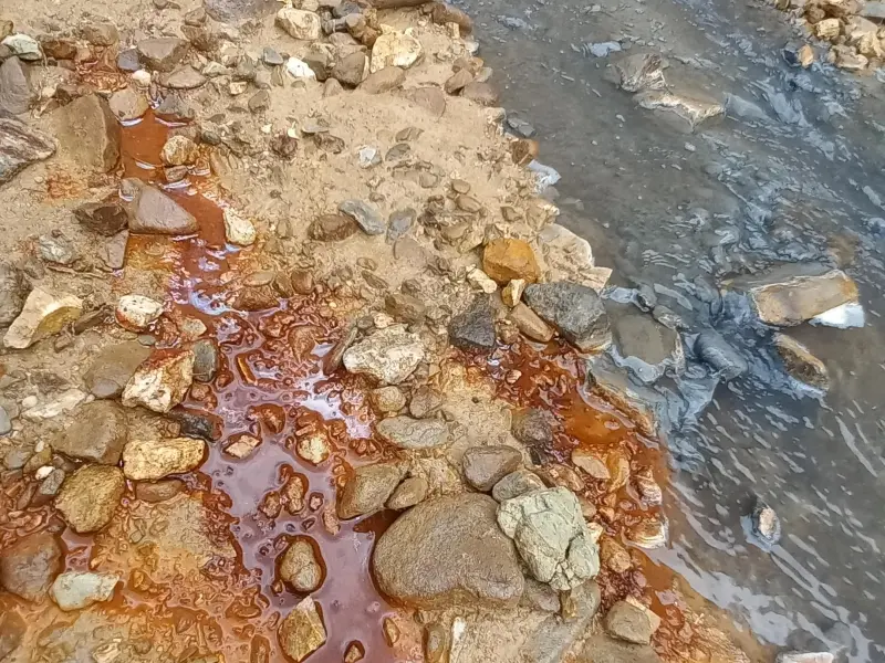 چشمه هفت رنگ مجن - تصویر 3
